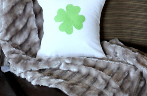 St. Patrick's Day No Sew Throw Pillow Tutorial
