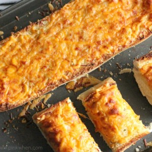 Easy Cheesy Garlic Bread @PinkWhen www.pinkwhen.com