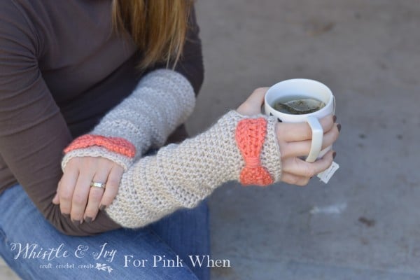 Dainty Bow Crochet Arm Warmers - Crochet these pretty and cozy arm warmers with this free crochet pattern. Pattern by Whistle and Ivy.