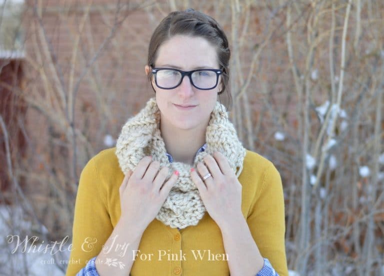 (Almost) 30 Minute Ribbed Crochet Cowl - make this snuggly and cute cowl in less than an hour with this free pattern! The perfect gift for someone you love or for yourself. 