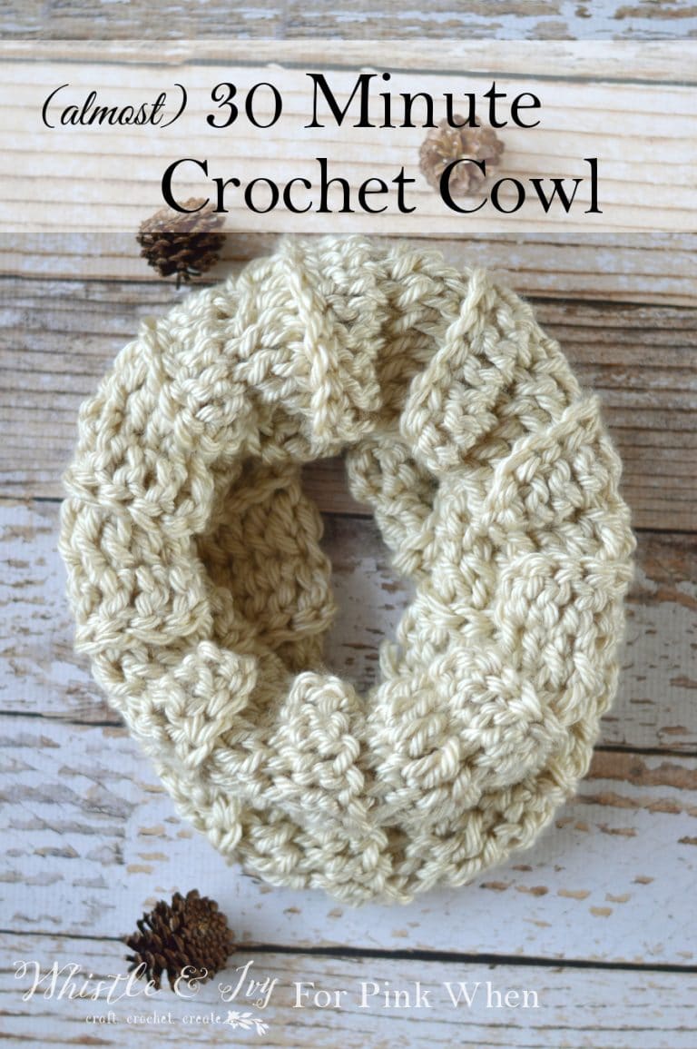 (Almost) 30 Minute Ribbed Crochet Cowl - make this snuggly and cute cowl in less than an hour with this free pattern! The perfect gift for someone you love or for yourself. 
