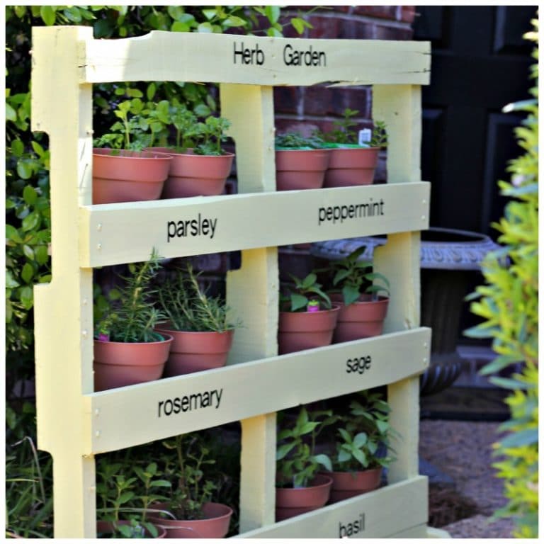 Awesome Pallet Projects like this are easy to do and unique. This would be perfect for a small home or apartment. 