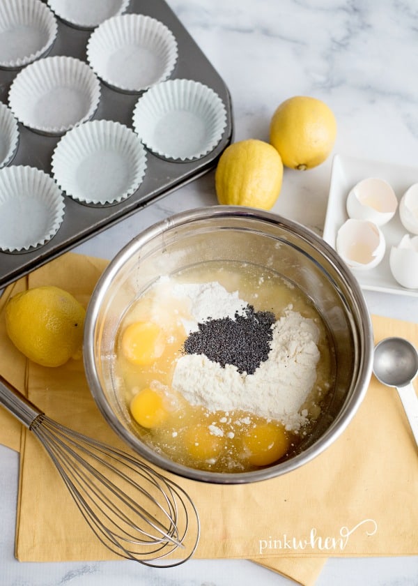 Easy Lemon Poppy Seed Muffins #dessert #lemon #lemonrecipes #lemonpoppyseedmuffins 