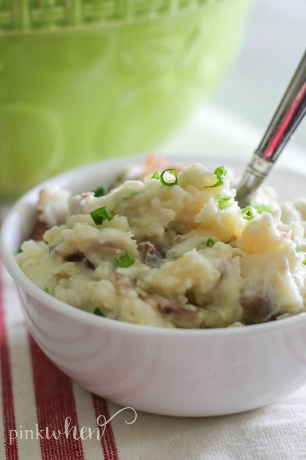 This really is the BEST MASHED POTATOES RECIPE, and it's also an Instant Pot Mashed Potatoes Recipe. Super quick, easy, and loaded with flavor #bestmashedpotatoes #instantpot #mashedpotatoes #easy #sidedish