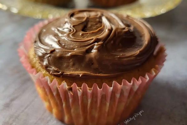 Banana Cupcakes With Chocolate Frosting. 