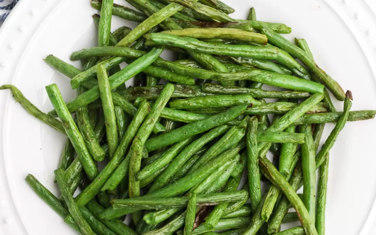 Air fryer green beans on a white platter.