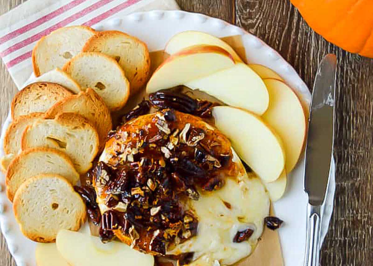 A fig jam and brie appetizer with apples.