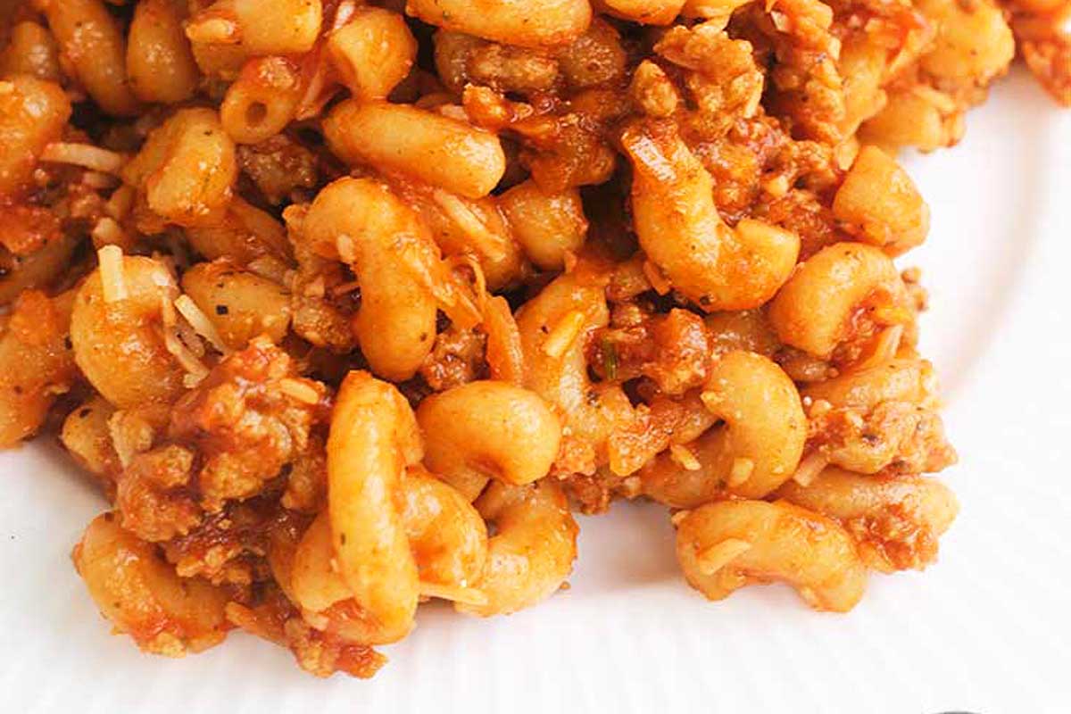 Juicy chili mac served on a plate.