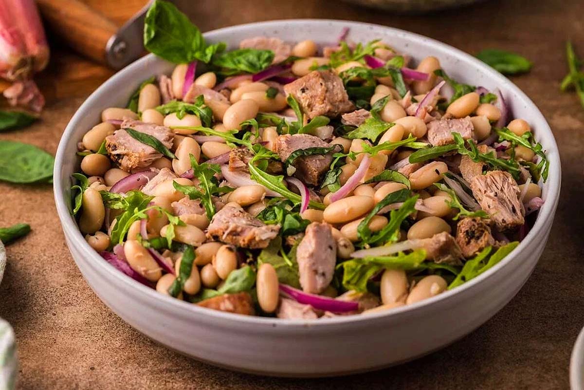 A salad made with beans, lettuce and tuna.