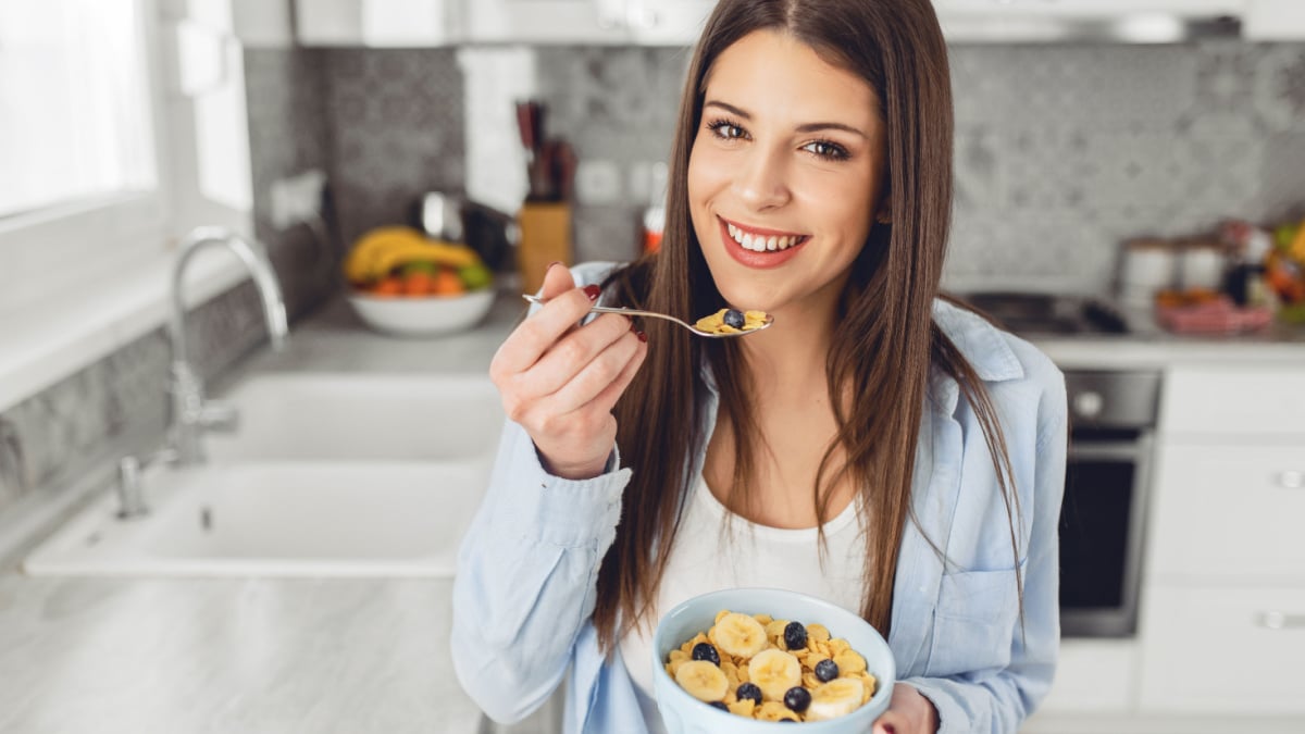 Woman eating healthy breakfast cereal.
