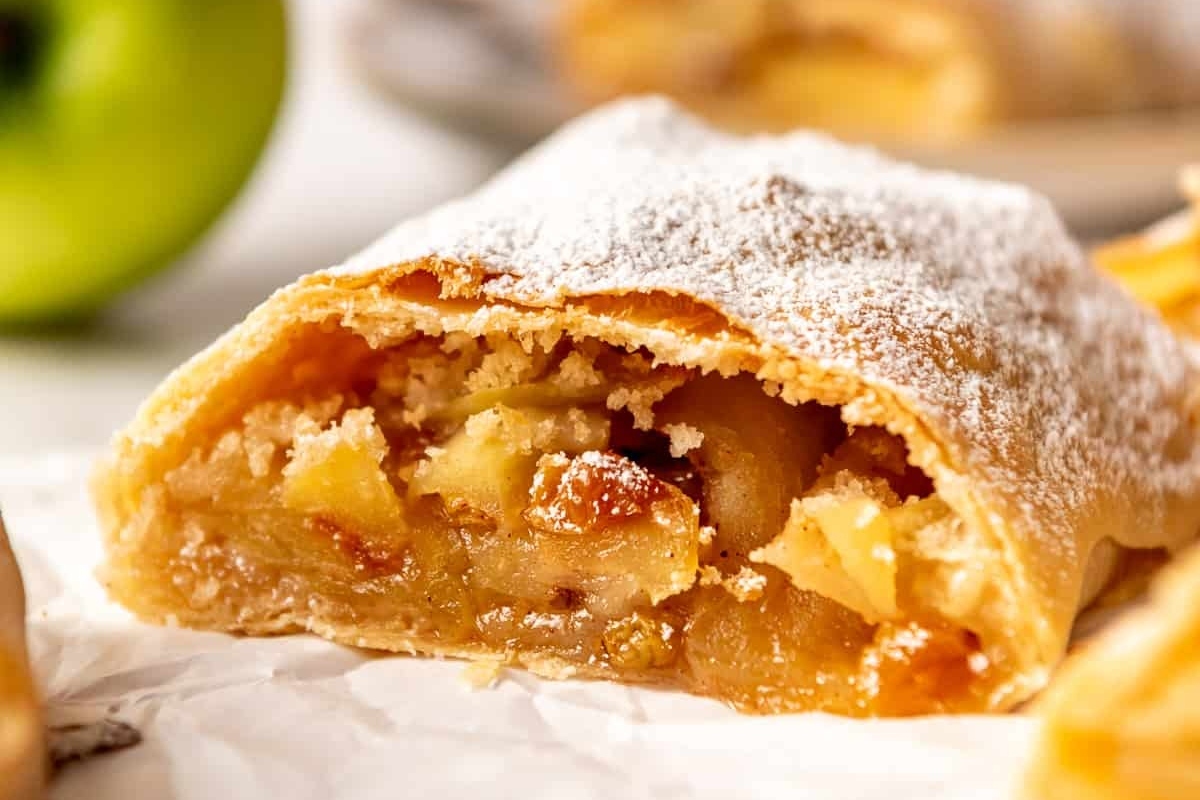 A German pastry with apples and powdered sugar.