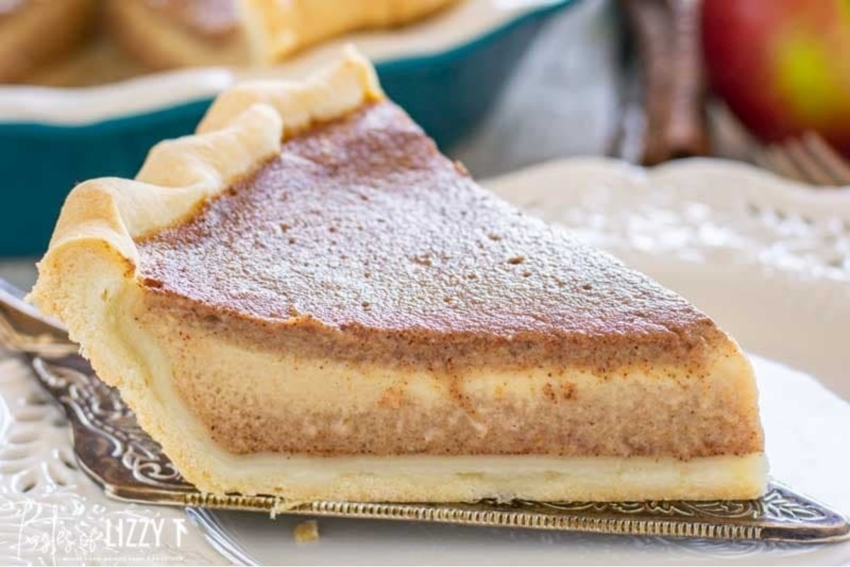 A slice of apple pie on a plate.
