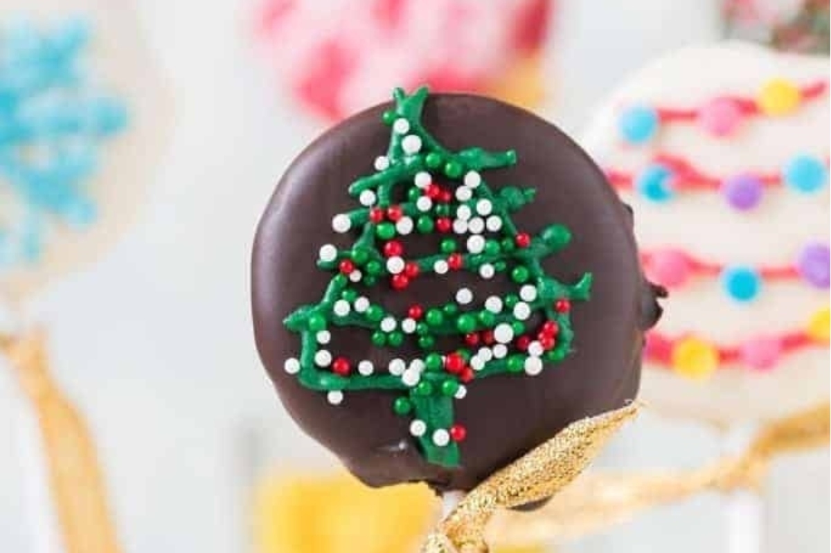 Christmas tree lollipops made with chocolate.