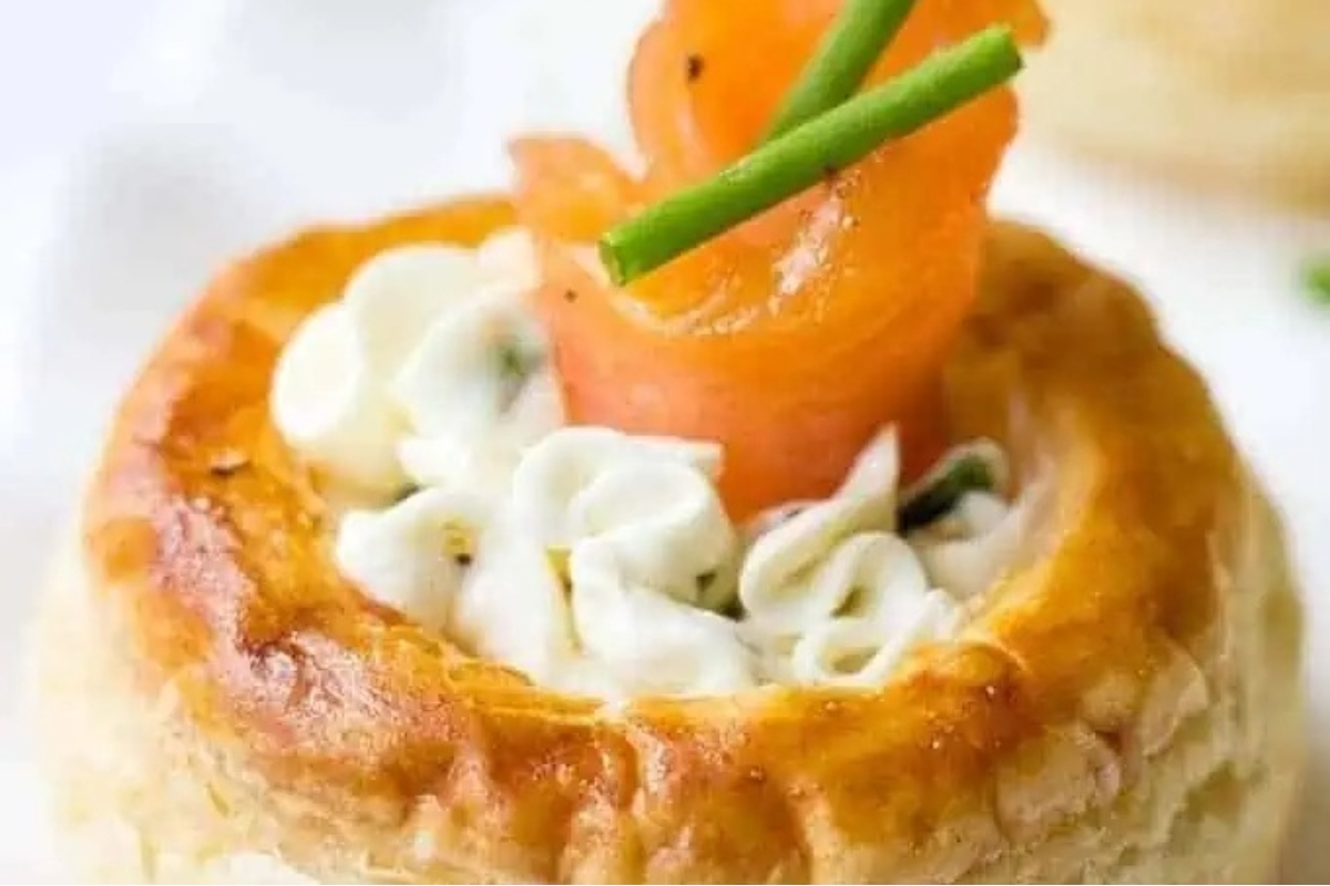 An elegant appetizer featuring smoked salmon and cream cheese, perfect for a Christmas party.