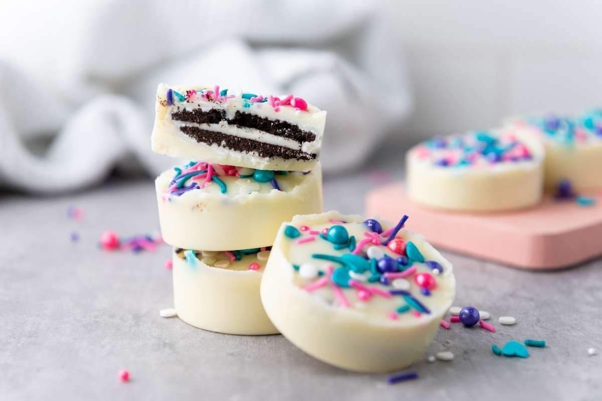 A recipe for white chocolate oreos with sprinkles on top.