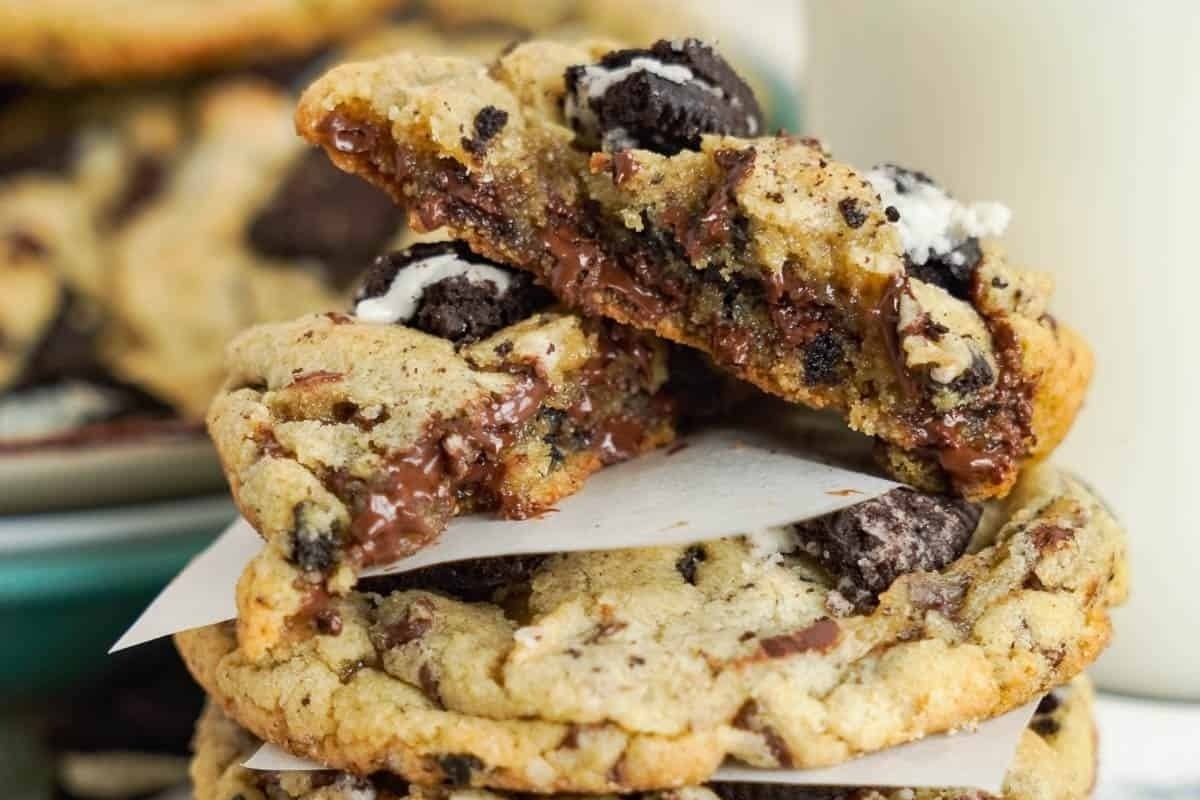 A tempting tower of Oreo cookies.