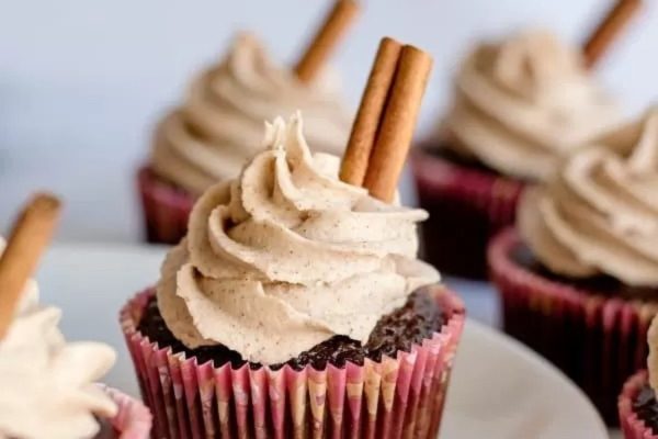 These Christmas cupcakes are incredibly delicious, topped with a delightful cinnamon icing and garnished with cinnamon sticks.
