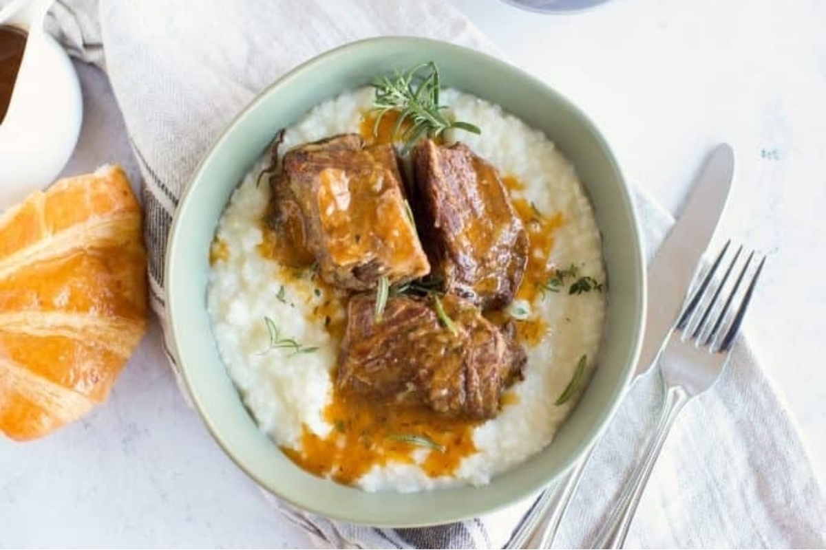 A bowl of mashed potatoes with beef and gravy recipes.