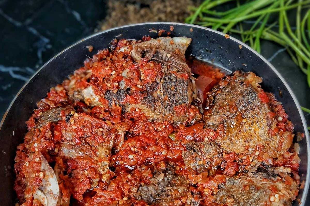 A pan full of meat in a red sauce.