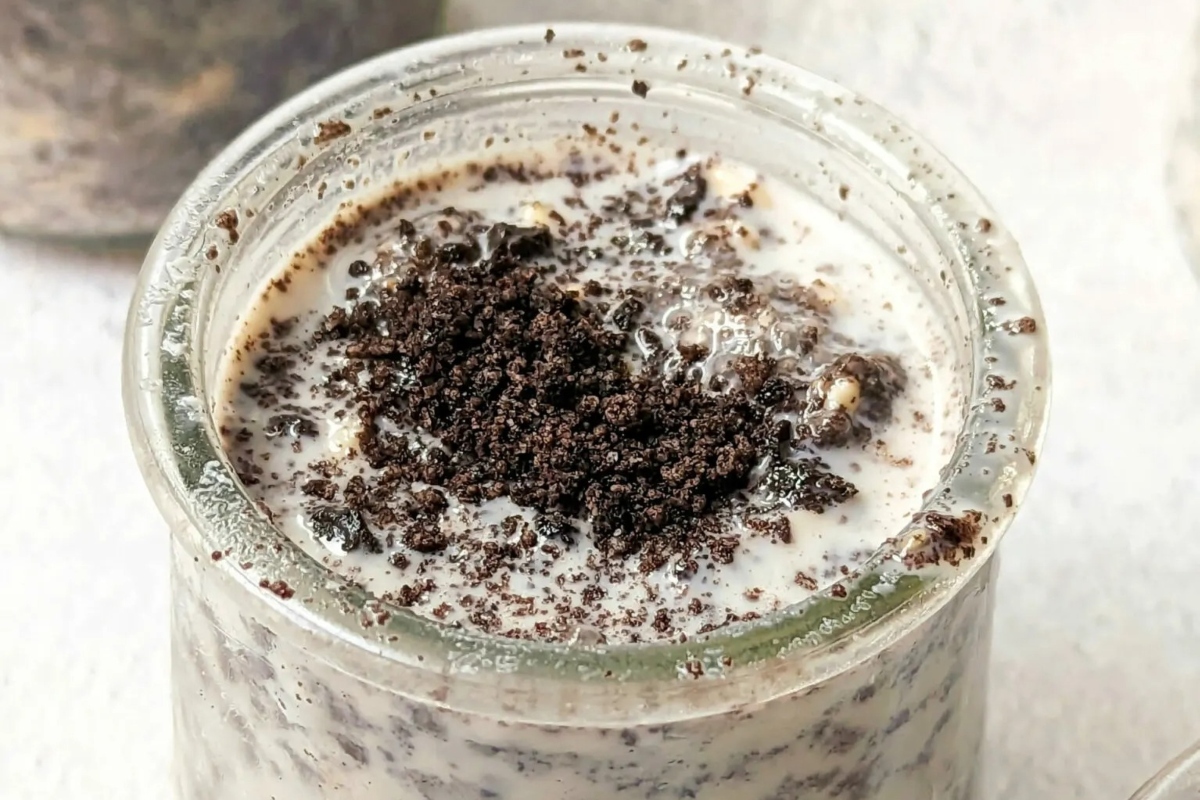 Delicious Oreo oatmeal recipe served in a glass jar.