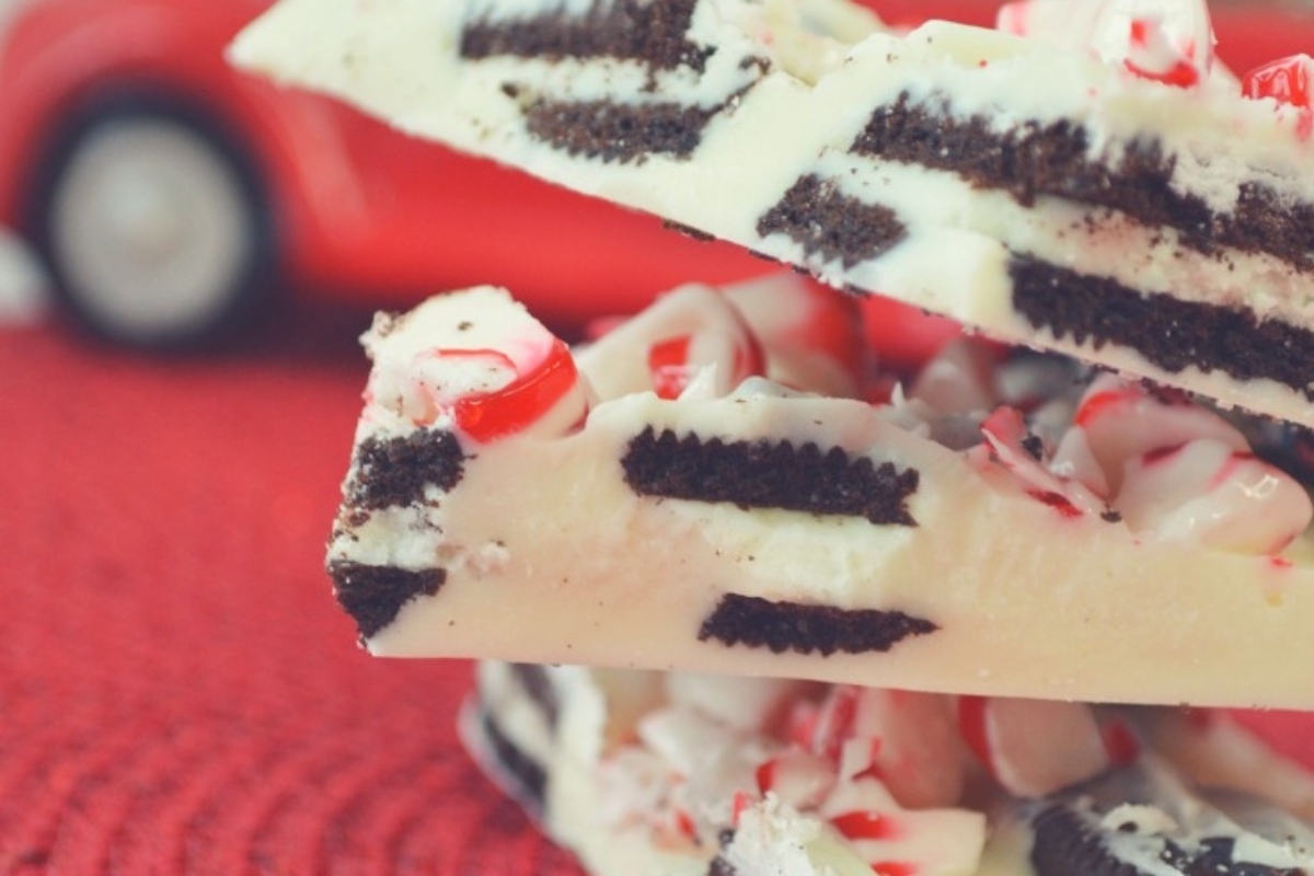 Peppermint oreo on plate.