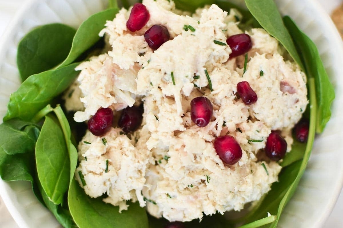Recipes with Pomegranate to Add Color to the Season 21 A refreshing chicken salad recipe that combines tender chicken with fresh spinach and vibrant pomegranate seeds.