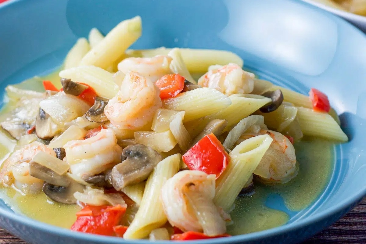 A feast of pasta with shrimp, mushrooms and peppers.