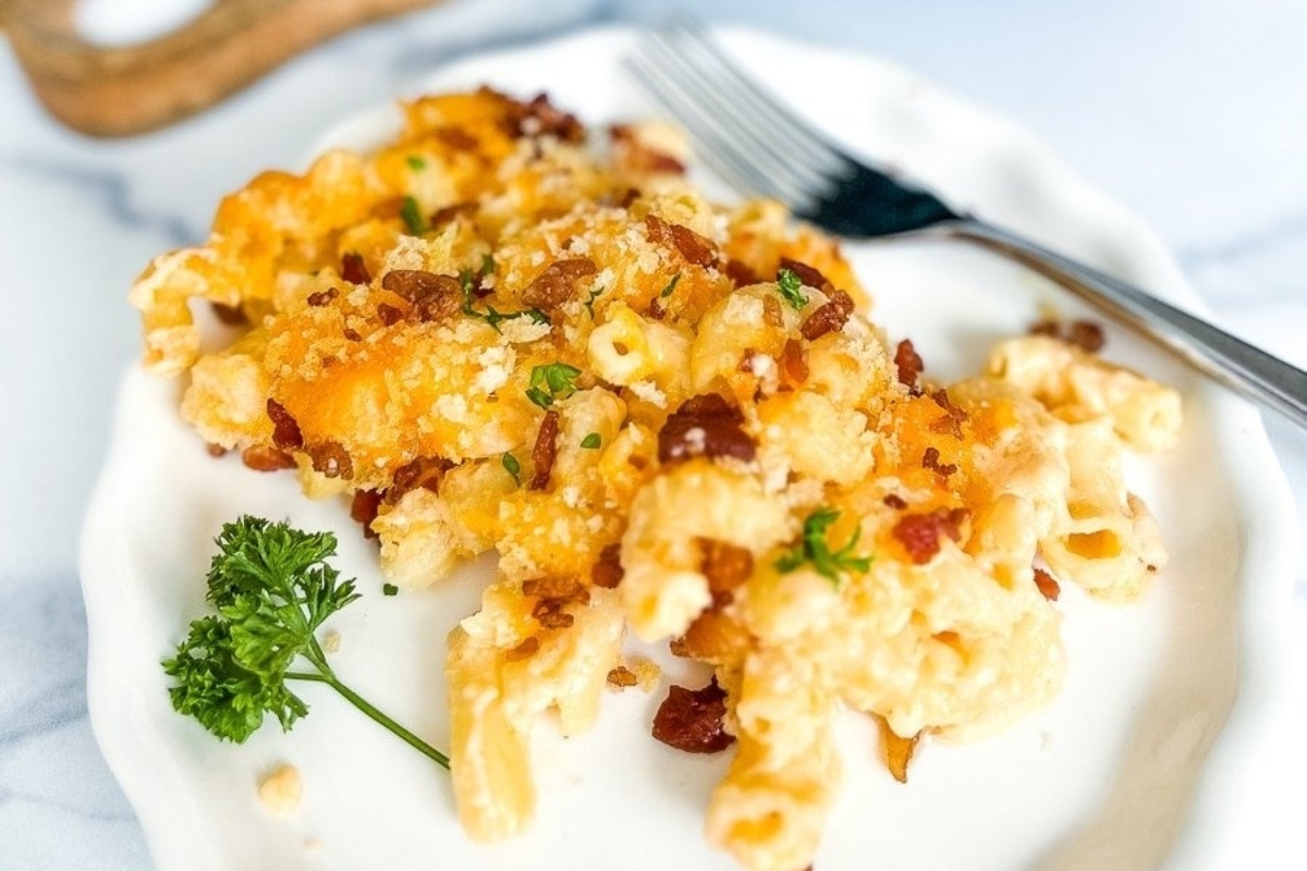 Country-style macaroni and cheese with bacon and parsley.