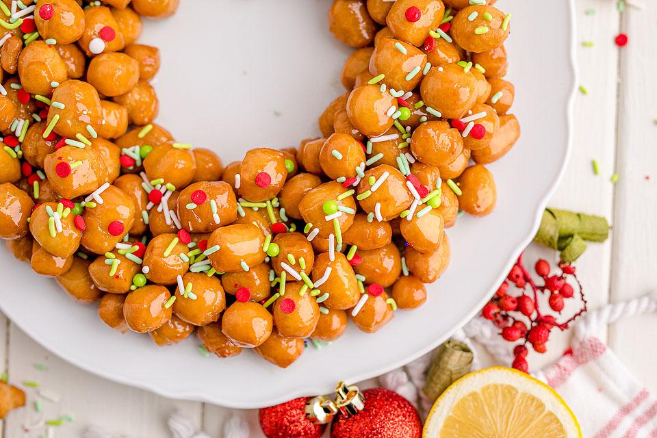 An Italian dessert plate with a wreath of peanuts on it.