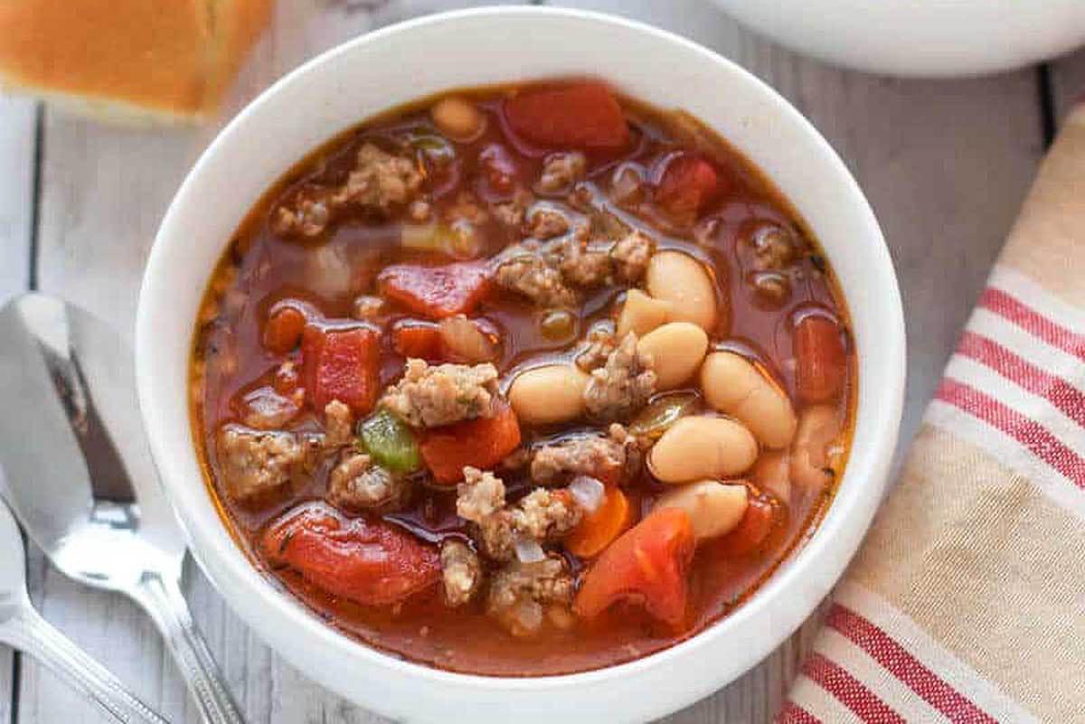 A bowl of chili with meat and beans.