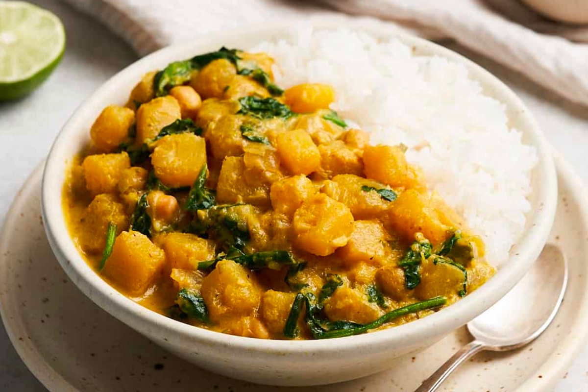 A delicious bowl of spinach curry served with aromatic rice.
