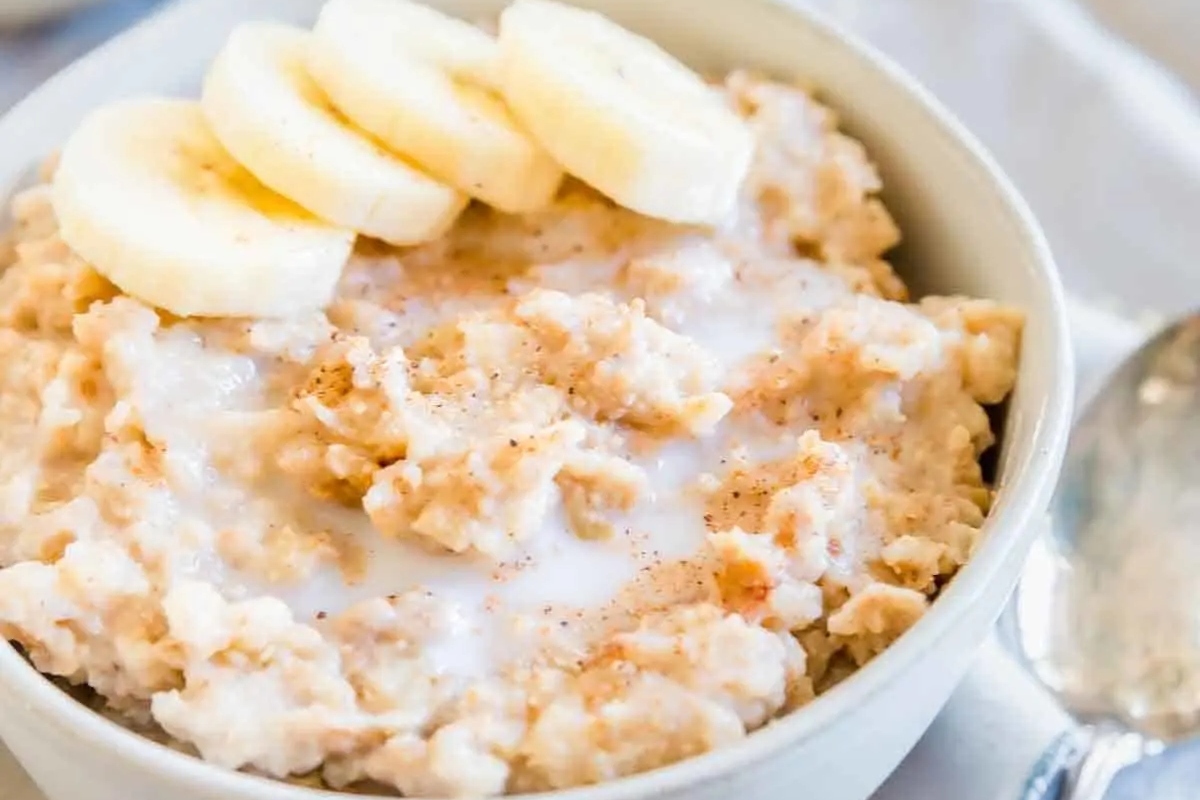 Easy breakfast recipe - Oatmeal in a bowl with banana slices.