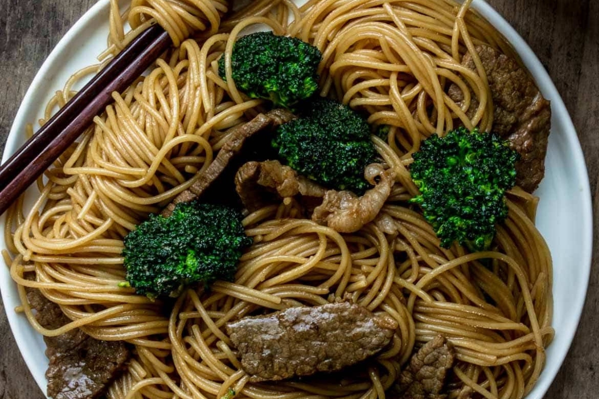 A white plate with beef, broccoli and noodles, perfect for a tasty and healthy dinner recipe.