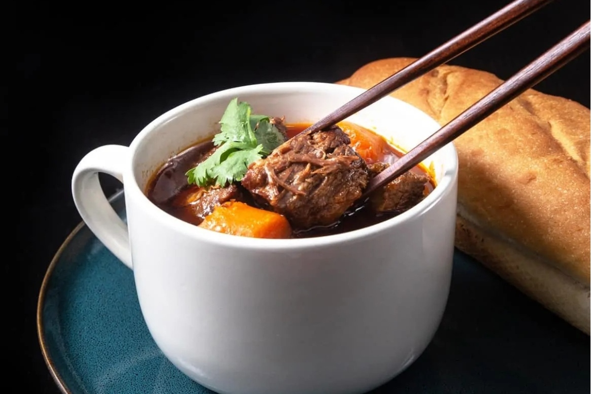 Stew recipe: Chinese beef stew in a mug with chopsticks.