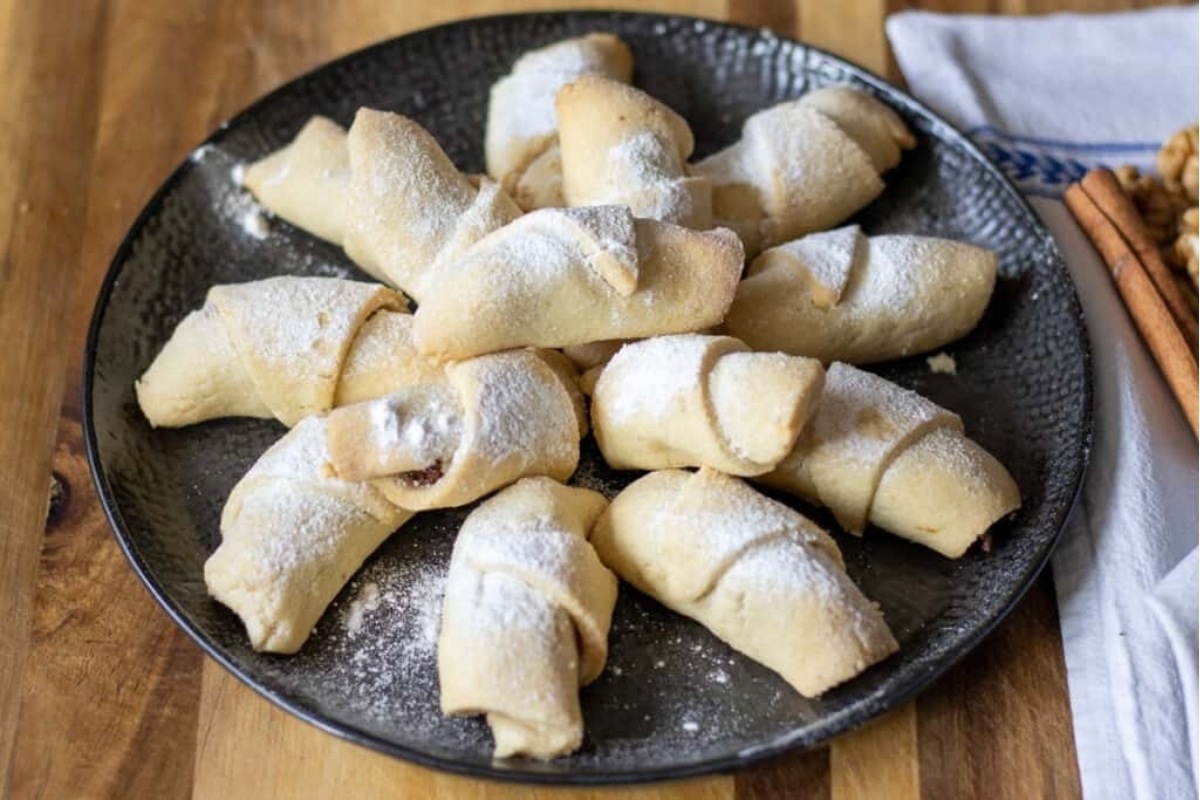 A plate with Christmas cookies filled with cinnamon and powdered sugar, also freezable.