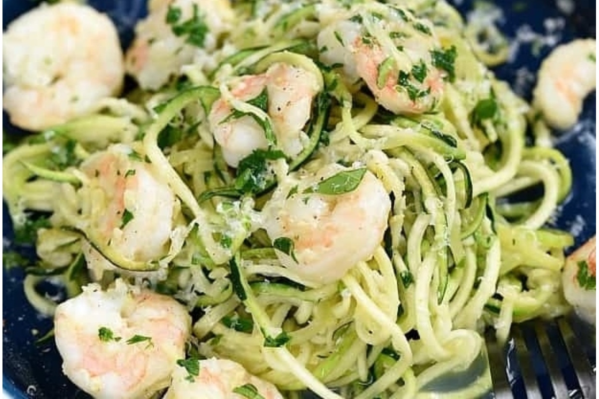 Zucchini noodles with shrimp and parsley prepared using a spiralizer for a healthy and delicious meal. Find the best recipes to make this dish!