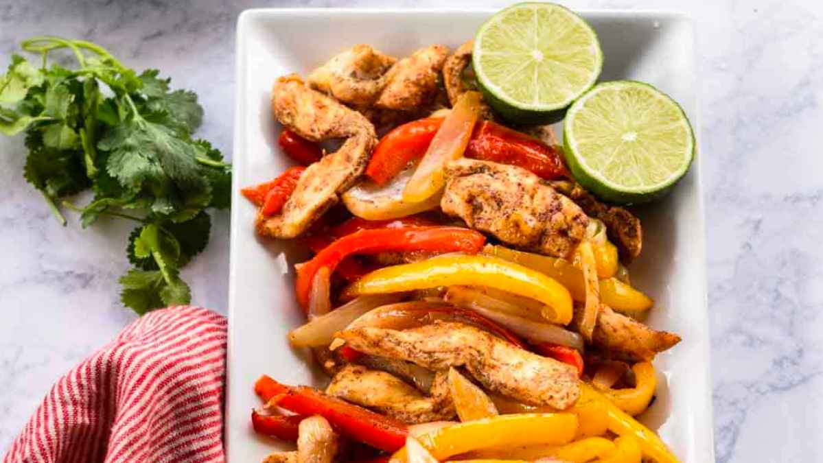 Chicken fajitas with peppers.