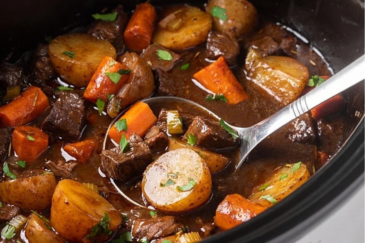 Slow cooker stew with carrots and potatoes.