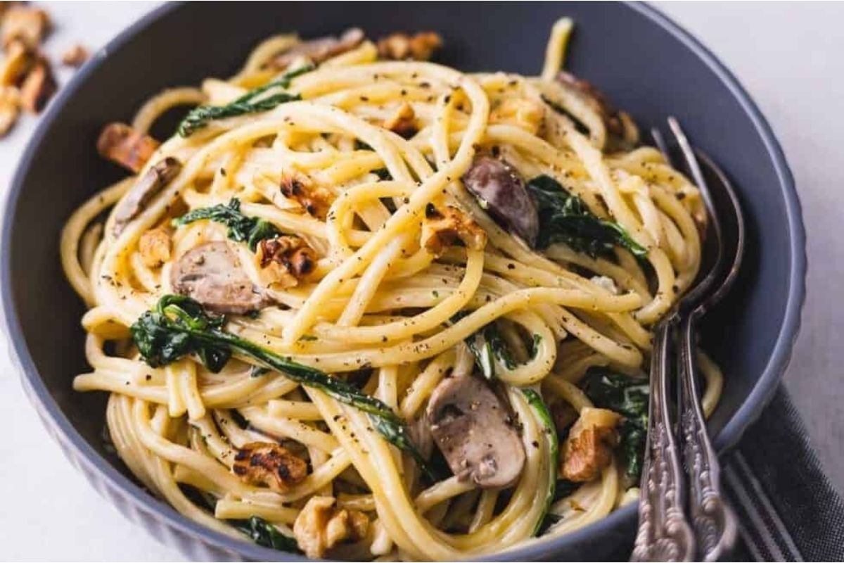 Blue Cheese Pasta With Spinach Mushrooms And Walnuts