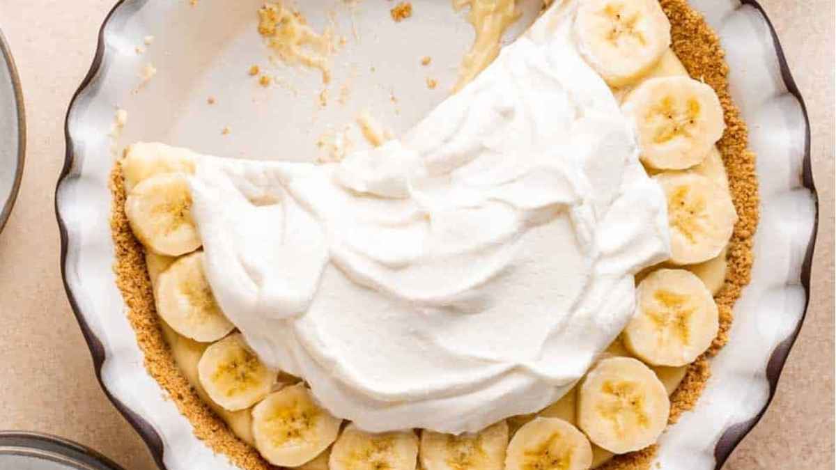 Easy Homemade Banana Cream Pie.