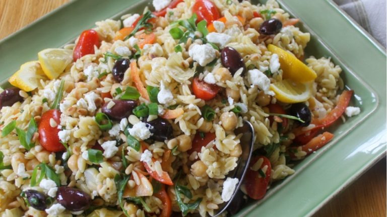 Greek orzo salad with chickpeas, tomatoes and olives.