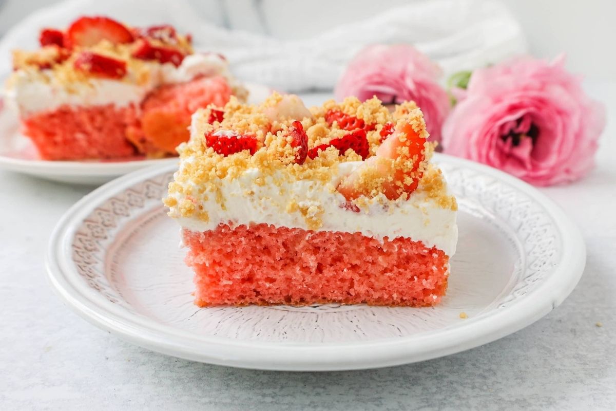 Strawberry Cream Crunch Cake