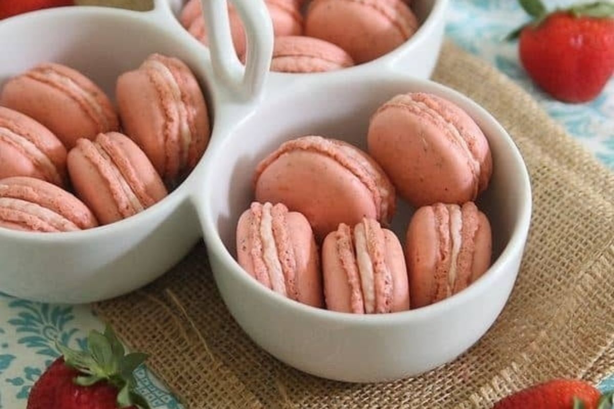 Strawberry Rhubarb Macarons