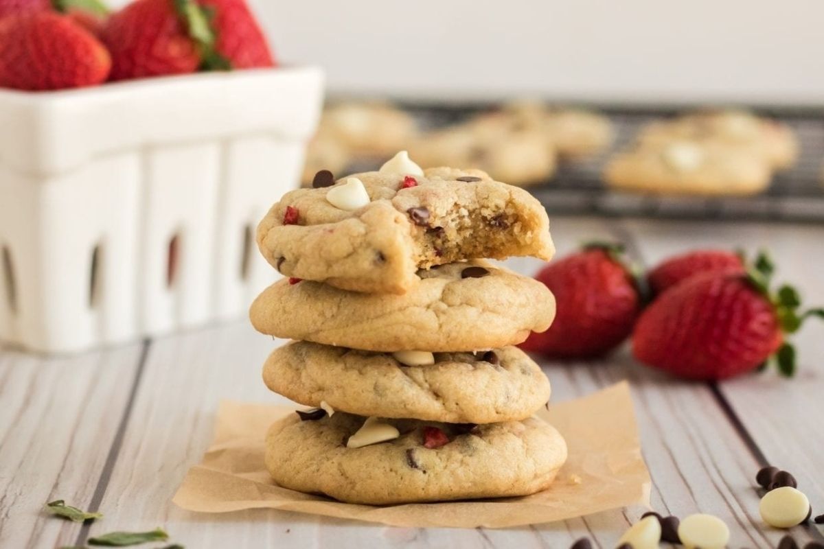 The Best Strawberry Cheesecake Cookies