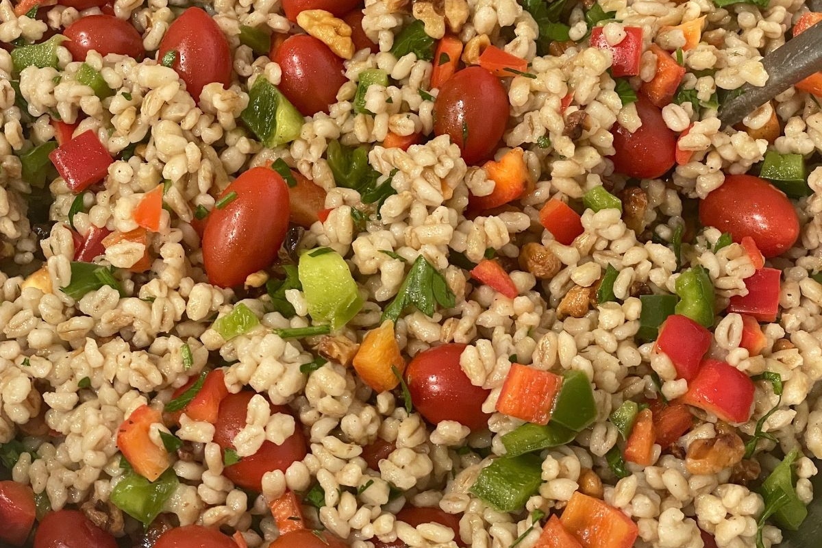 Farro salad with tomatoes and walnuts.