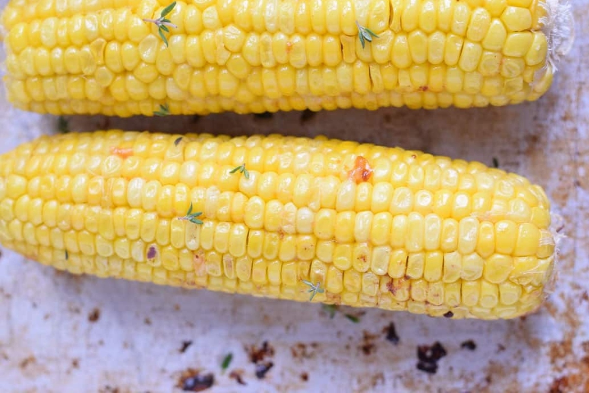 Corn on the cob with thyme.