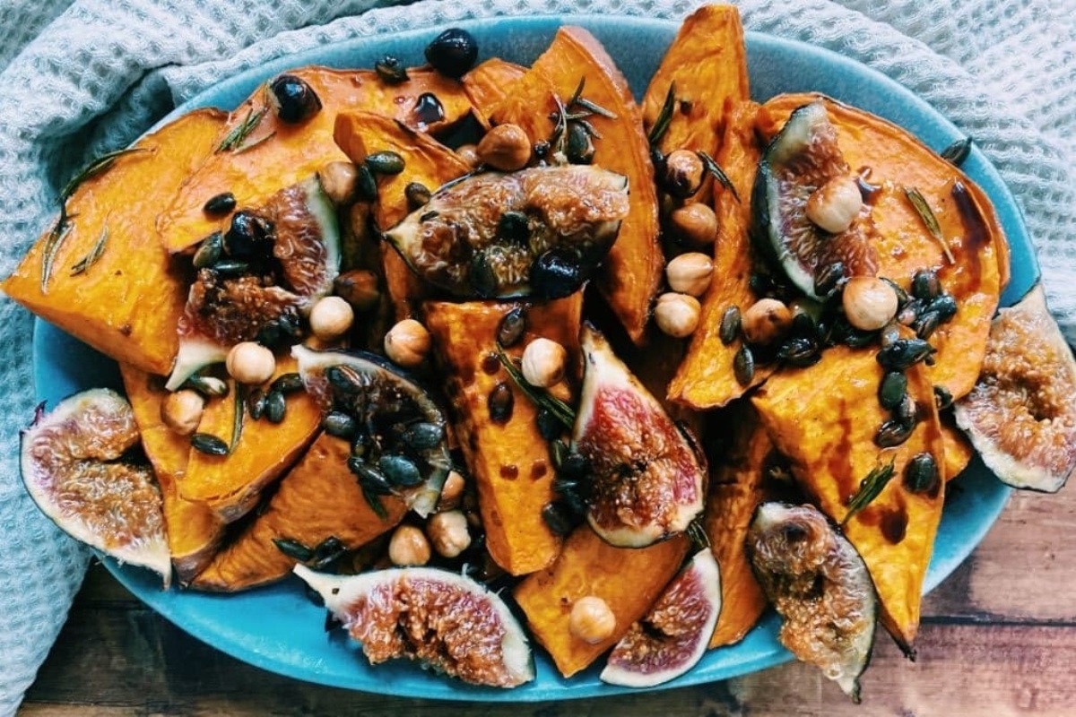 Sweet potato chips with figs and nuts.
