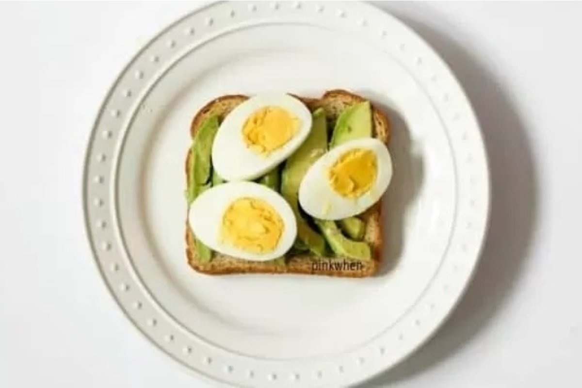 28 Lazy Girl Dinners That Are Insanely Delicious 13 Avocado Egg Toast