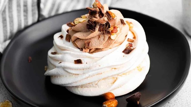 Easy Homemade Mini Pavlova with Nutella Cream.