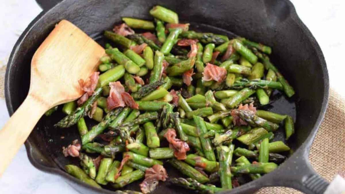 Asparagus Pasta With Lemon and Garlic. 